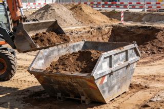 Container für Erdaushub auf Baustelle