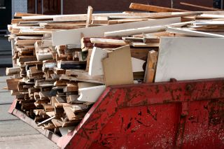 Container mit Altholz