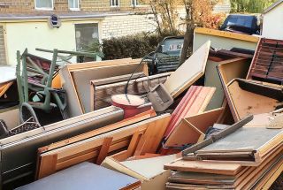 Sperrmuell-Moebel-Sofas-Bodenbeläge-Matratzen-Container
