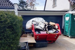 Container in Garageneinfahrt