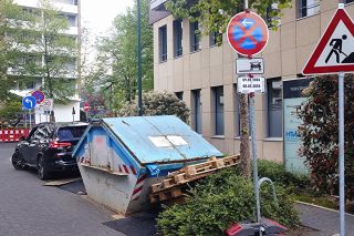 Baustelle mit Stellgenehmigung für einen Container