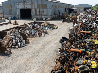 Sortenreiner Metallschrott links und gemischter Schrott rechts im Vergleich