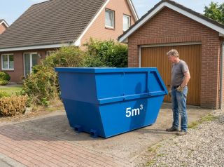5-m³-Absetzcontainer auf Privateinfahrt – typische Containergröße für Privatprojekte