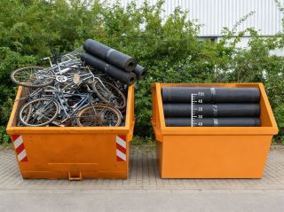Überladener Container links als Fehlerbeispiel, korrekt befüllter Container rechts