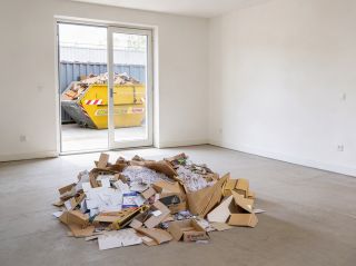 Haushaltsauflösung mit großen Mengen Altpapier und Kartons