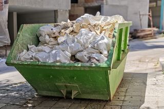 Abfallcontainer richtig befüllt