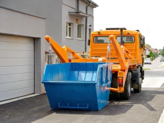 Containerdienst in der Nähe Garageneinfahrt